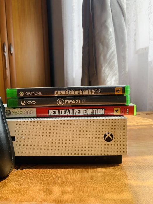 Vând Xbox one s cu 2 jocuri