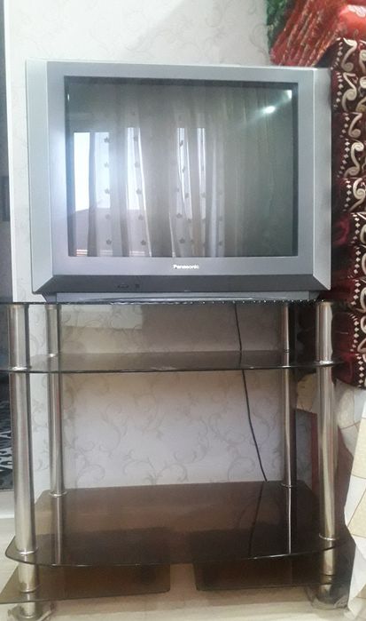 Продам с подставкой телевизор