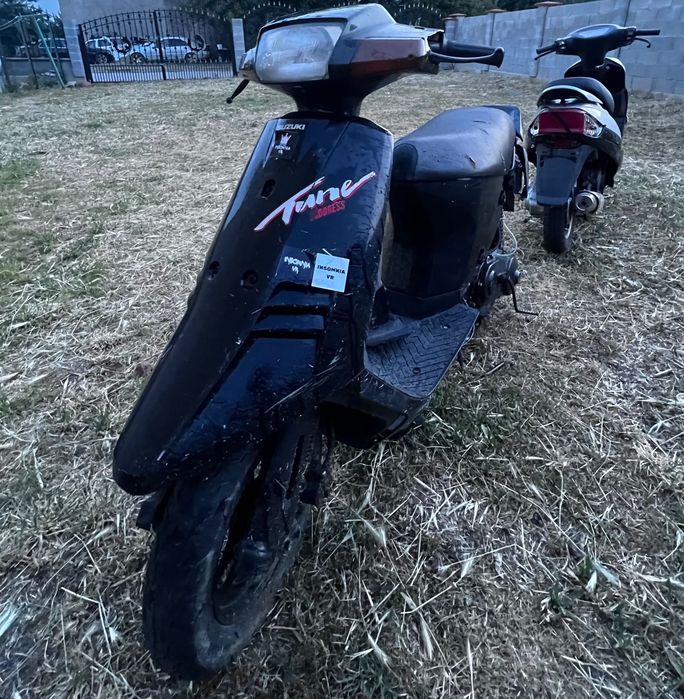Продавам скутери белия е китайски със Suzuki 50
