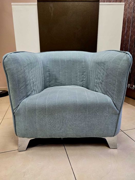 Удобно и меко двуместно канапе.