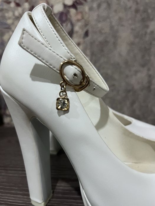Белые туфли (подойдут на свадьбу)