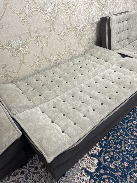 Продаётся удобный и аккуратный мягкий гарнитур: диван и два кресла.