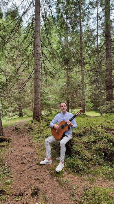 Ofer lecții de chitară clasică și pian