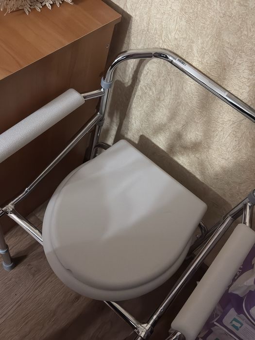 Кресло туалет новый