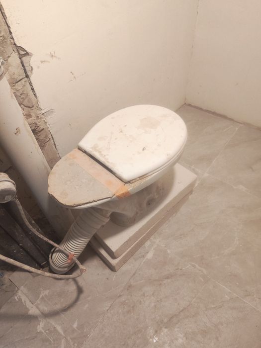 строительный унитаз и козел