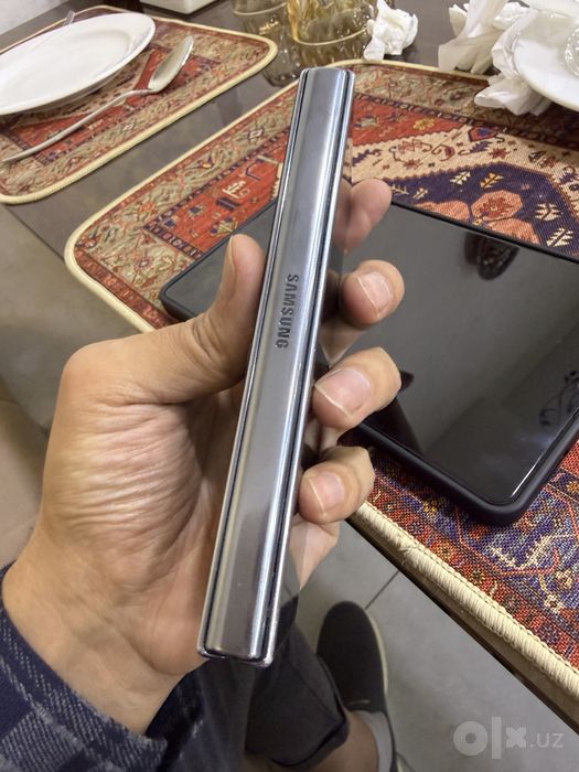 Samsung Fold 4 2 sim 256 g ishlashi zor