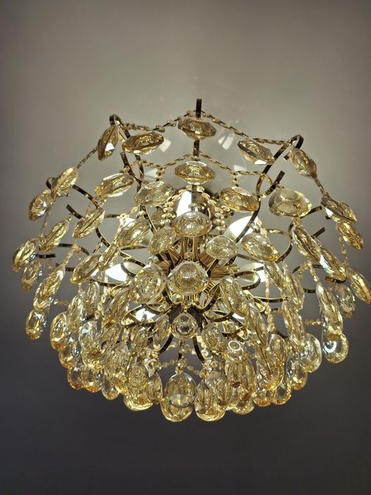 Люстра продаю просто