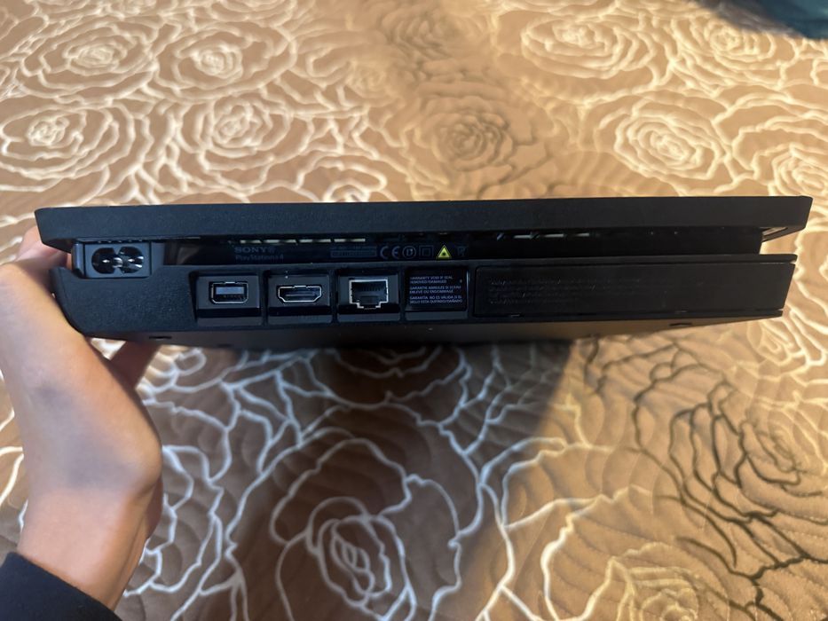 Vand ps4 1tb,negru