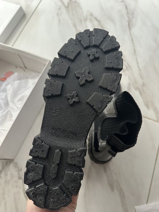 Черни лачени боти