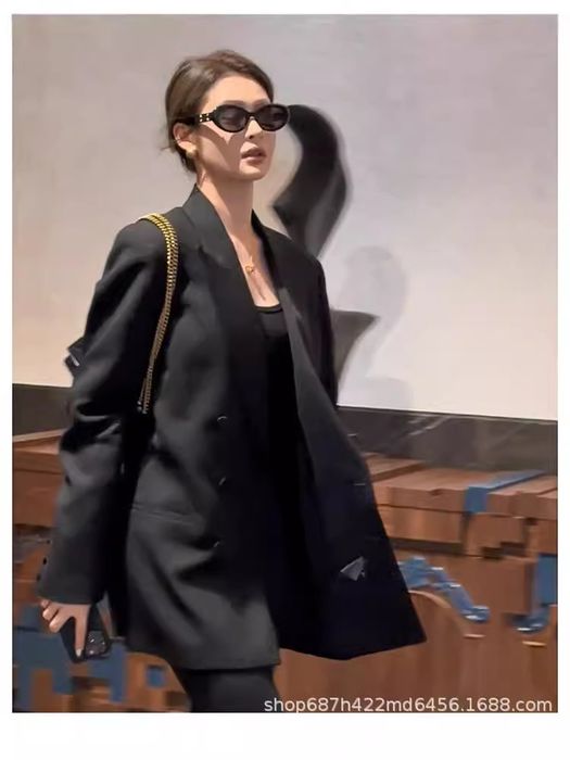 Черный стильный пиджак