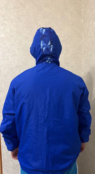 Ветровка с капюшоном