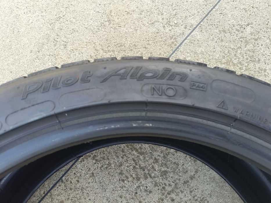 Doua anvelope iarna 235 40 19 Michelin Pilot Alpin PA4 profil 7 mm