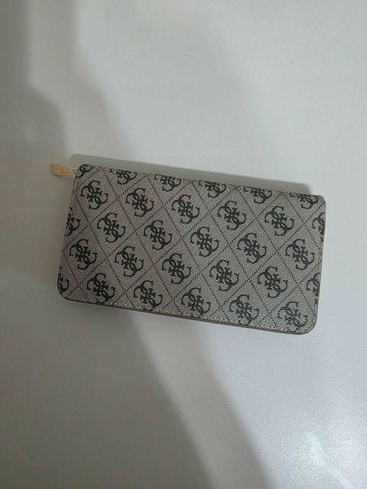 Portofel Guess nu a fost folosit