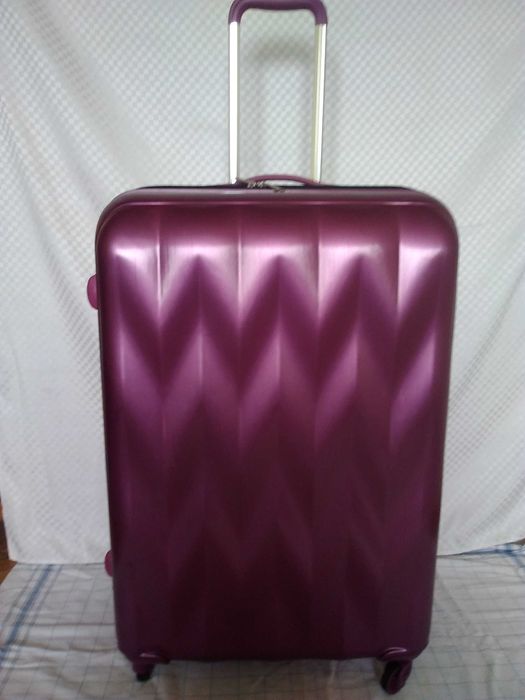 Голям твърд куфар с колелца и телескопична дръжка