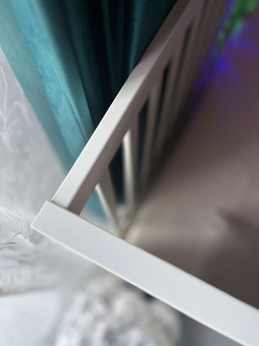 Patut bebe alb din lemn masiv