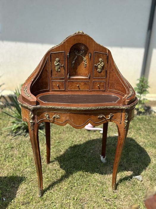 Birou de damă tip Secretaire, stil Louis XV / Rococo – Lemn masiv, inserție piele și bronz