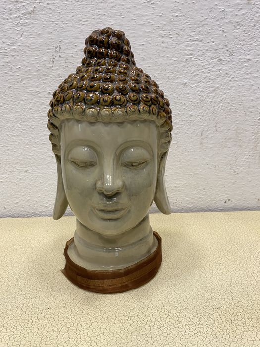 Порцеланов бюст буда