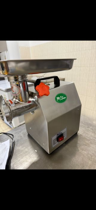 Пррдается Профессиональная мясорубка