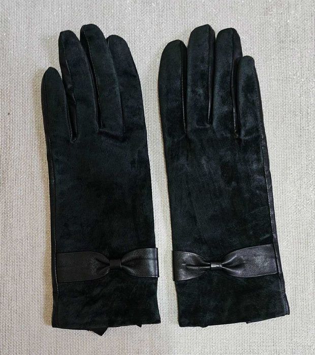 Фирменные, кожаные перчатки.