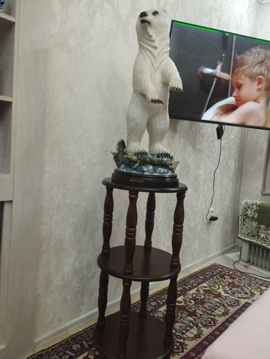 Стол журнальный овальной формы.