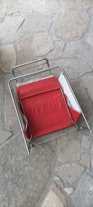 Бебешка ретро количка със зимен и летен кош, запазена за времето си .