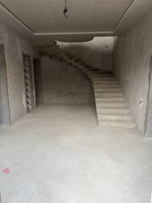 Юунсобода 8 кв. 2 этаж уй сотилади