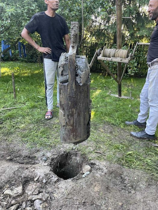 Executam lucrari profesionale de foraje si denisipari puturi apa, foraje absorbante dar si adanciri si prelungiri foraje