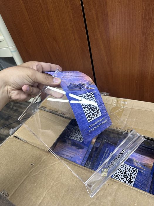 Рекламные стойки на кассу для QR кодов и тд