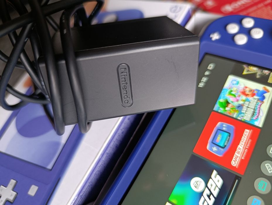 Nintendo Switch Lite + 9 игри