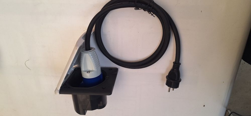 Кутия за захранване и преход кабел на кемпер/каравана