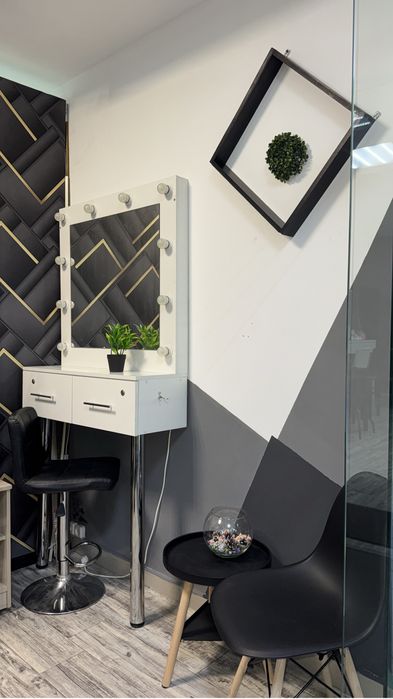 Место бровиста, визажиста