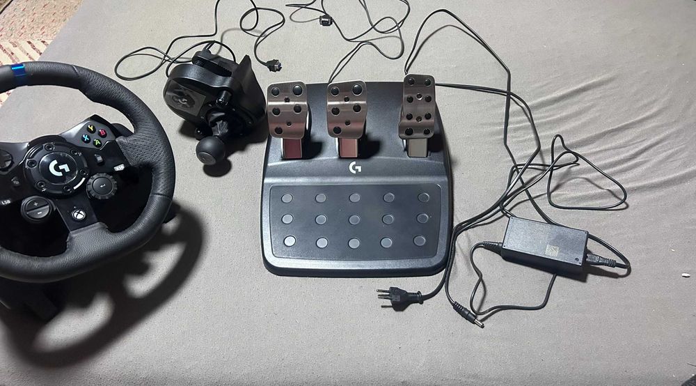 Volan Logitech G923 Trueforce si shimbator de viteze