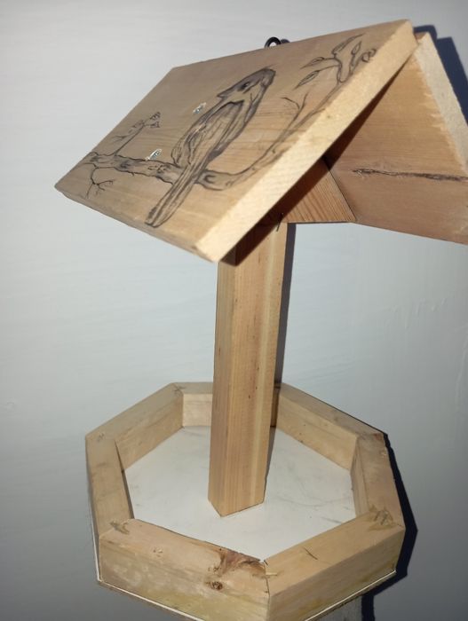 Продам кормушку.