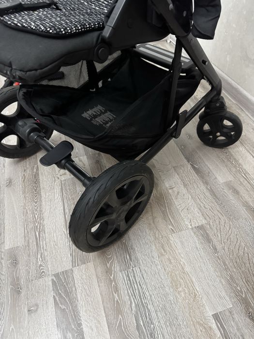 Продам детскую коляску Joie