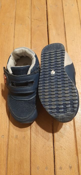 Обувки за момче номер 22  нямат скъсано никъде.