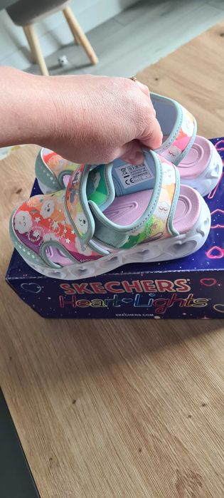Vand sandale Skechers noi . Sunt marimea 26 ( 16 cm).