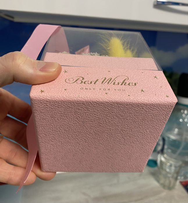 Cutie cadou „Best Wishes” cu trandafir de săpun si licheni 11,5×10 cm