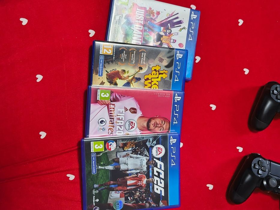 Vând PlayStation 4