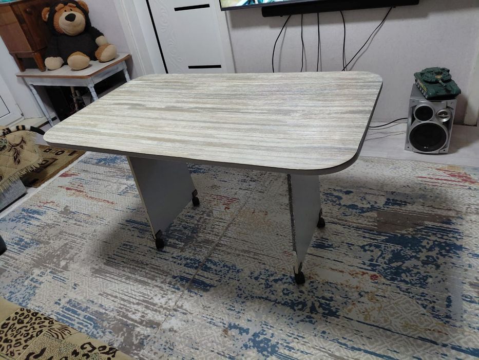 Стол на колёсиках