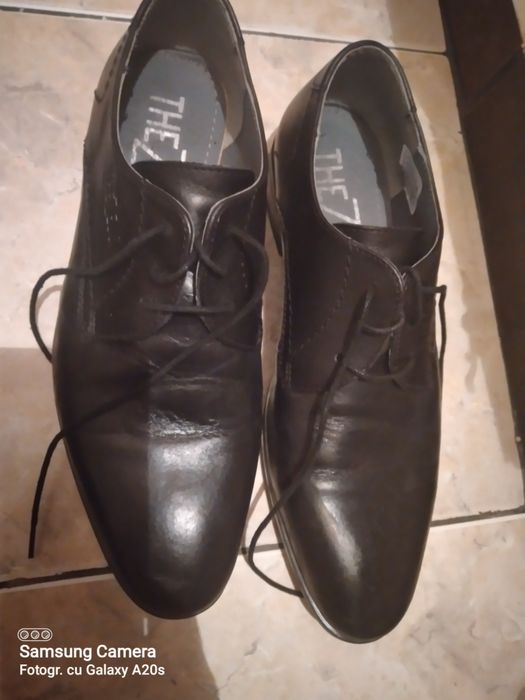 Vând pantofi negri din piele