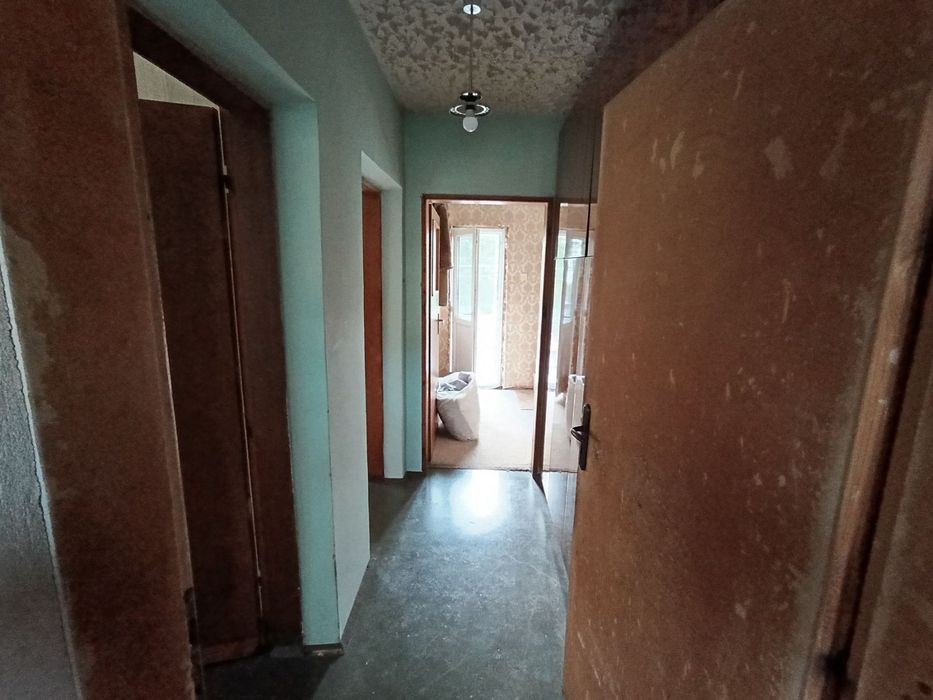 Просторна триетажна къща с голям двор в с. Дивотино, обл. Перник