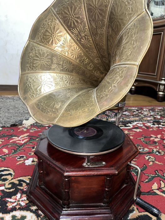 Антикварный патефон