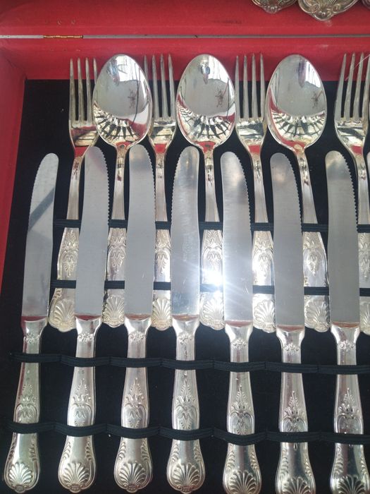 Италиански посребрени прибори за хранене. 
Комплекта е в кутия и е за