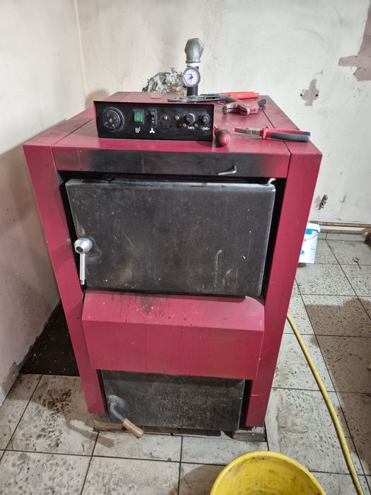 Vând centrală pe lemne Astra 50kw, 2500 lei, stare buna de funcționare.