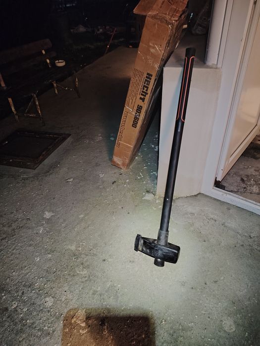 Брадва тип чук доста масивна