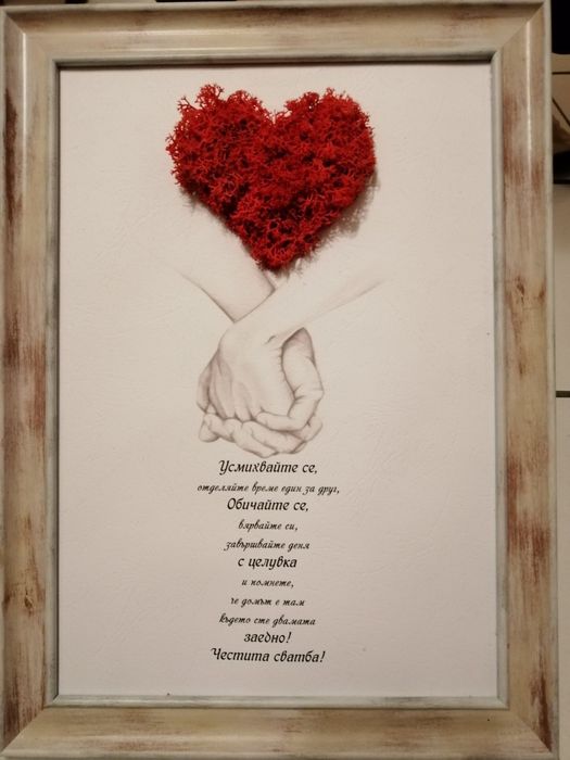 Картина със скандинавски мъх и естествени розови пъпки.