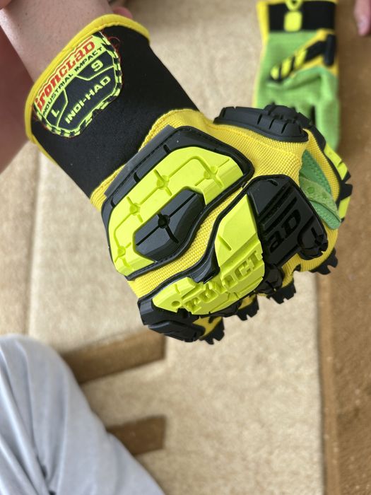 Продам перчатки новый