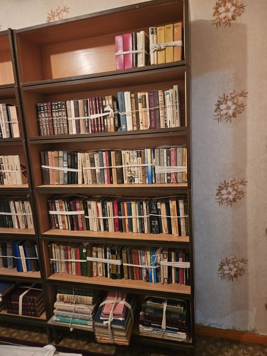 Книги вместо шкафом