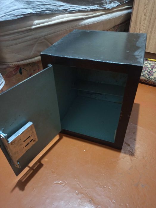 Продаётся сейф металлический