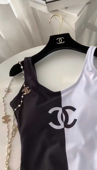черно бял бански на шанел нов с етикет и чантичка chanel